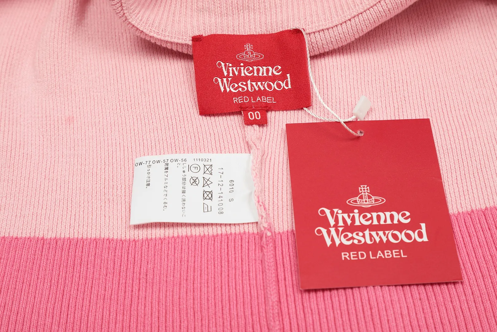 vivienne west wood Vivienne contrasting high-end Korean-style cardigan knitted sweater wool 2024 autumn latest style 🧩 15% merino cotton wool 85% wool blend 🧩Correct Italian 🇮🇹100% wool washed wheat logo Size: S -M- L Color: blue pink black gray